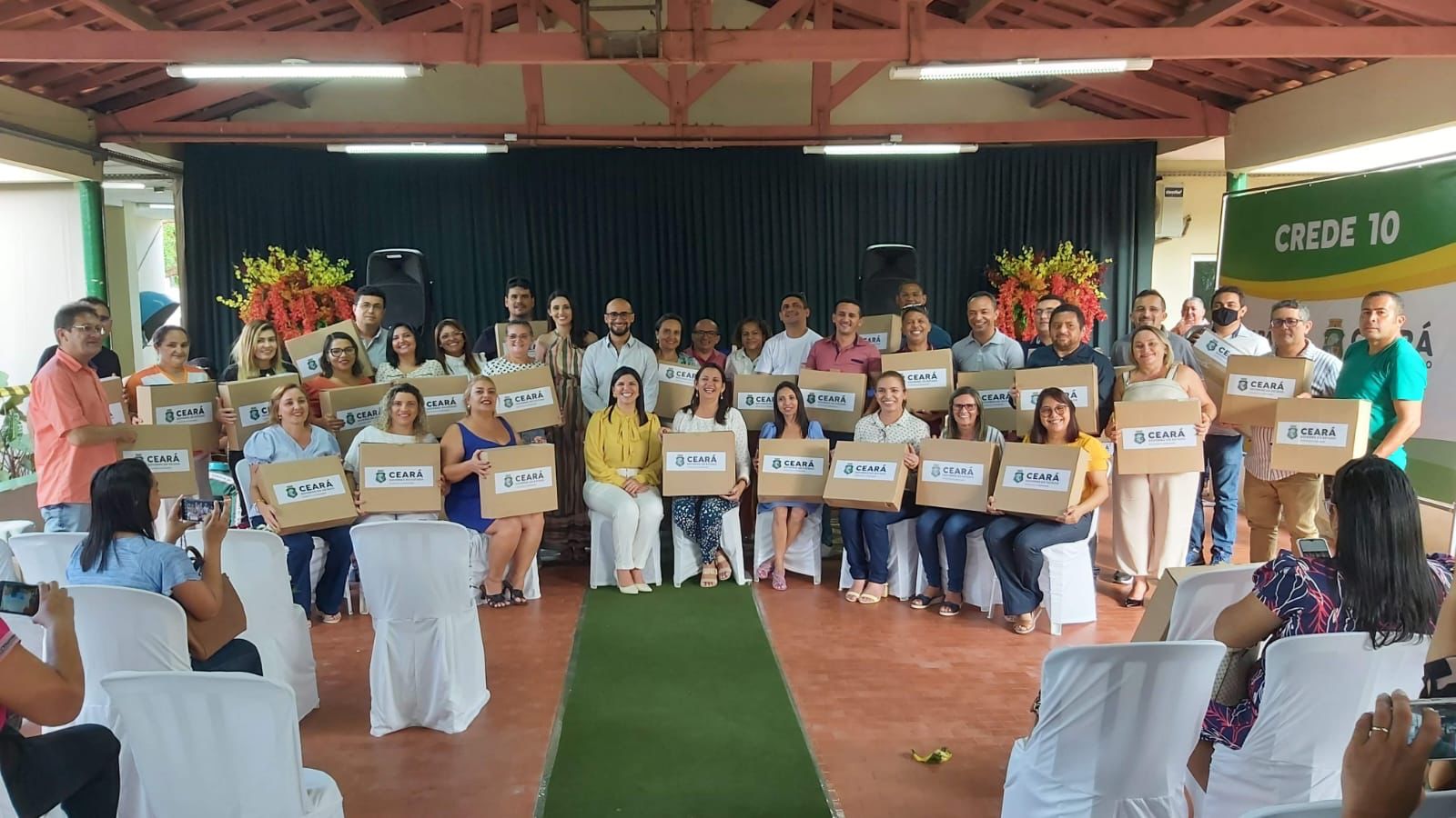 Entrega dos notebooks e computadores para professores e escolas da Crede 10